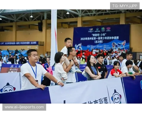 李足球梦：从少年到巨星的奋斗历程与球场荣耀